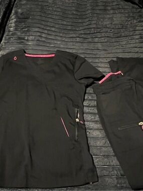 Koi Lite Scrub Set